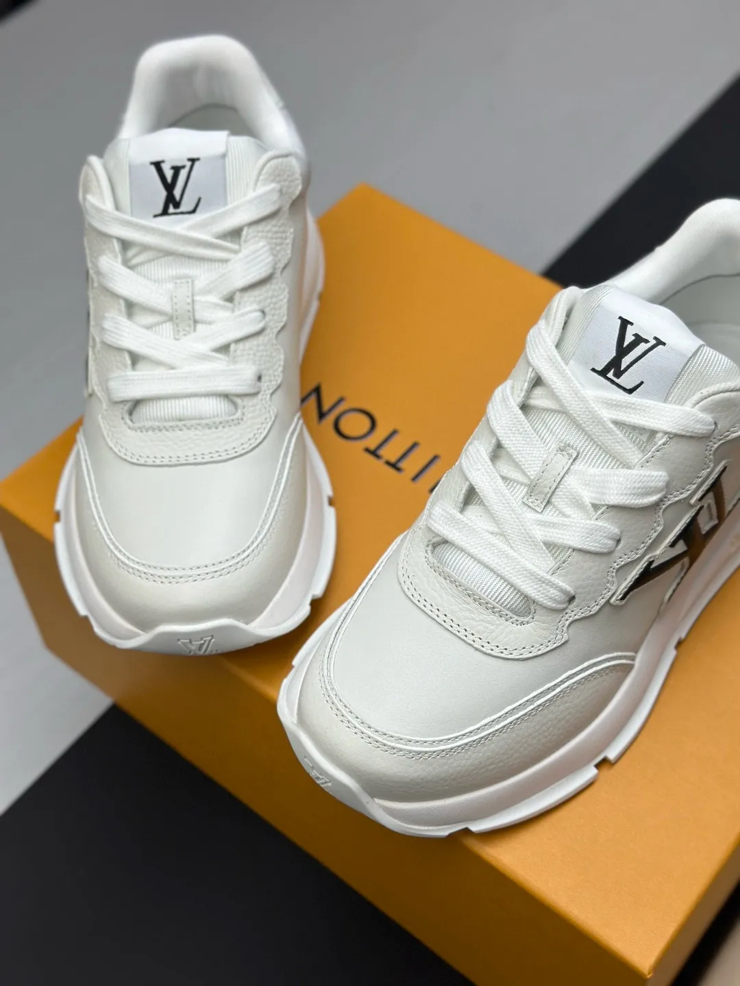 Factory price: 640💰Top version LV-Louis Vuitton-classic catwalk new style original 1:1 developed replica! ! The upper foot is very comfortable. It is made of luxurious materials and fine workmanship. The midsole is printed with English letters "Made in Europe". The upper is made of calfskin imported from Italy. The side is decorated with the brand's LOGO and signature. The latest latex foot pads and mesh lining make the foot feel super comfortable. The original two-color TPU combination outsole is specially provided by the original factory. Bag technology Goodyear stitched edges Fabric: Exclusive custom first-layer cowhide Accessories: Exclusive private model Vuitton logo, lining: Customized silk mesh lining - first-layer silk cowhide lining Outsole: TPU combination outsole wear-resistant, non-slip and anti-yellowing Foot pads: new latex pads-mesh sweat-absorbent Counter technology: fully computerized sewing machine wire drawing Toe box back cover Hot and cold shaping Full set of pull-top last with medium and low logo pattern Counter packaging - Shoelaces, certificates, cards, instructions, certificates, dust bags, the most complete packaging on the Internet, men's size: 38-46 (38/46 customized, non-refundable!)